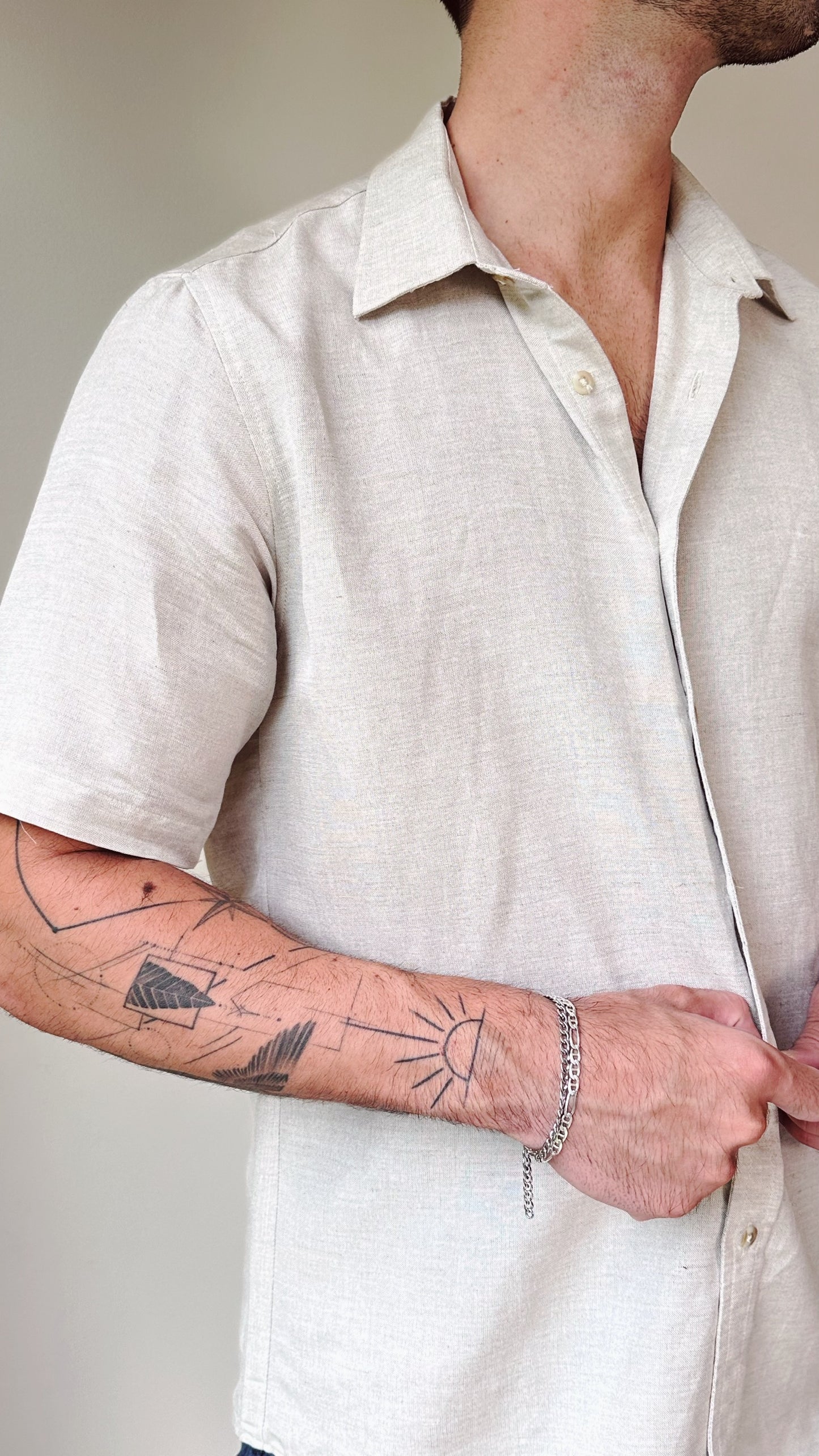 Camisa de lino triblend manga corta color arena 3