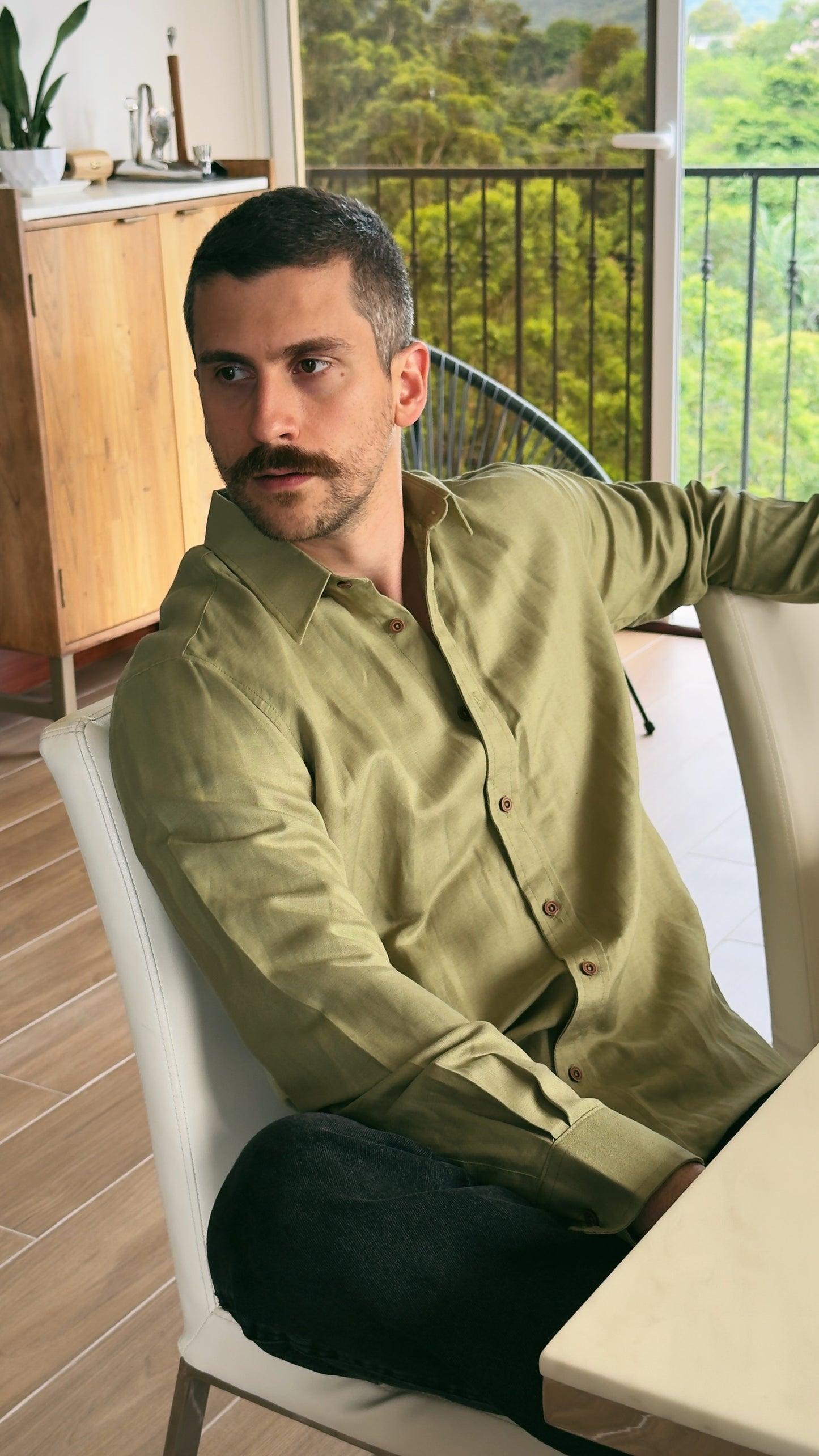 Camisa de lino verde olivo manga larga