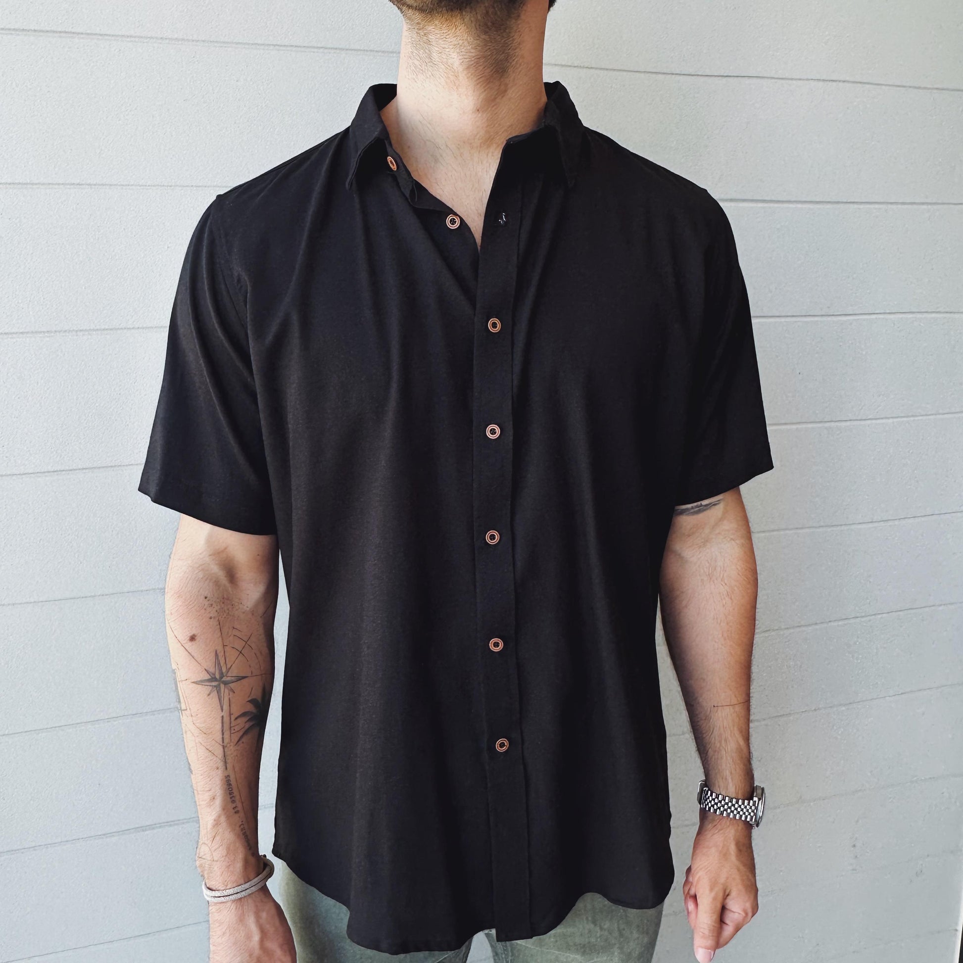 Camisa de lino triblend manga corta color negro 