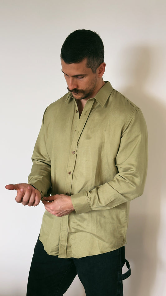 Camisa de lino verde olivo manga larga