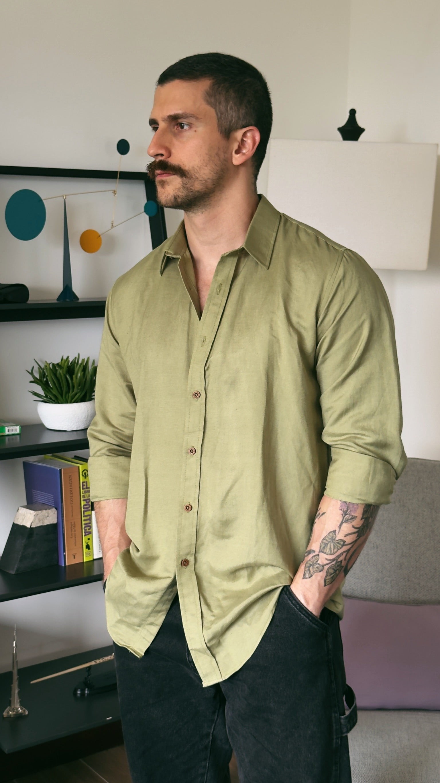 Camisa de lino verde olivo manga larga