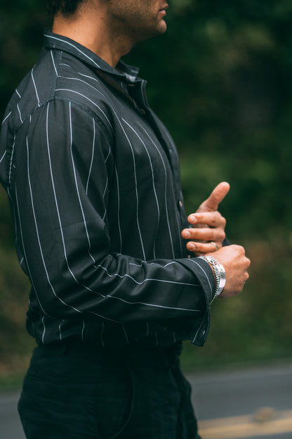 Hybrid Linen Shirt - Negro con rayas blancas