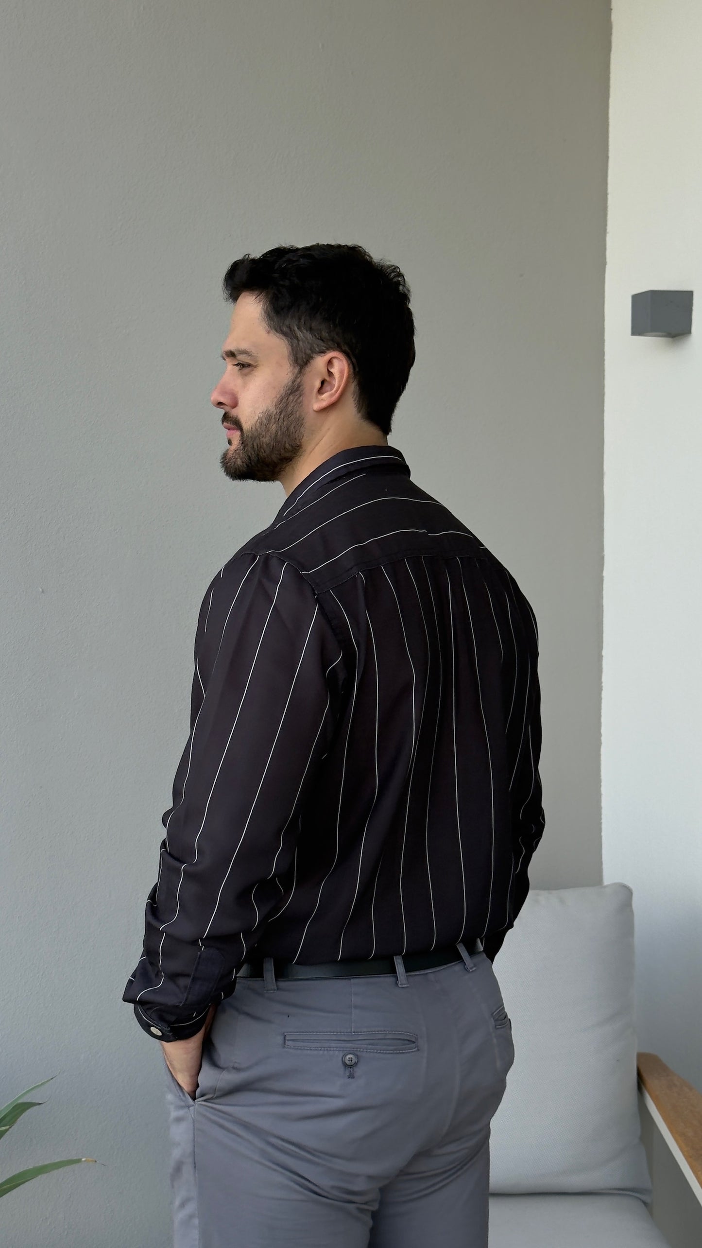 Hybrid Linen Shirt - Negro con rayas blancas