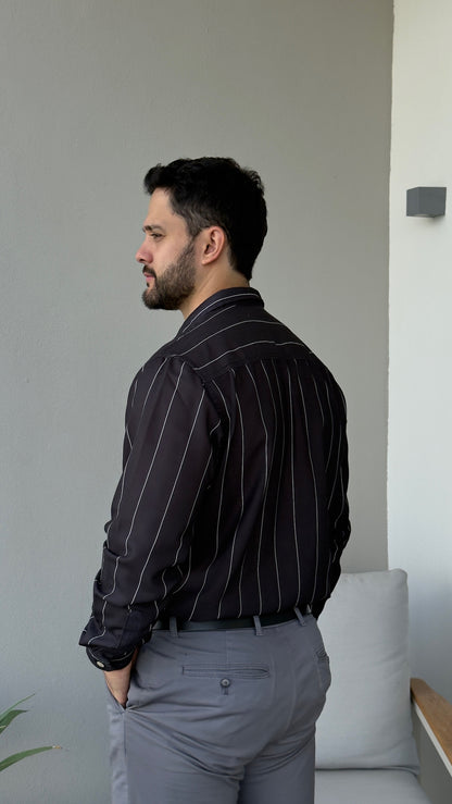 Hybrid Linen Shirt - Negro con rayas blancas