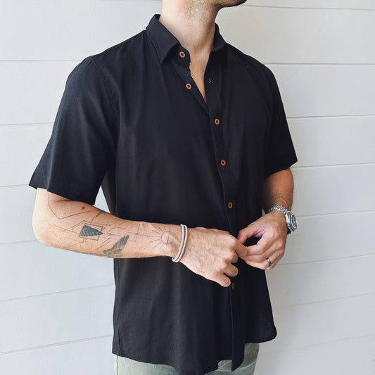 Camisa de lino triblend manga corta color negro