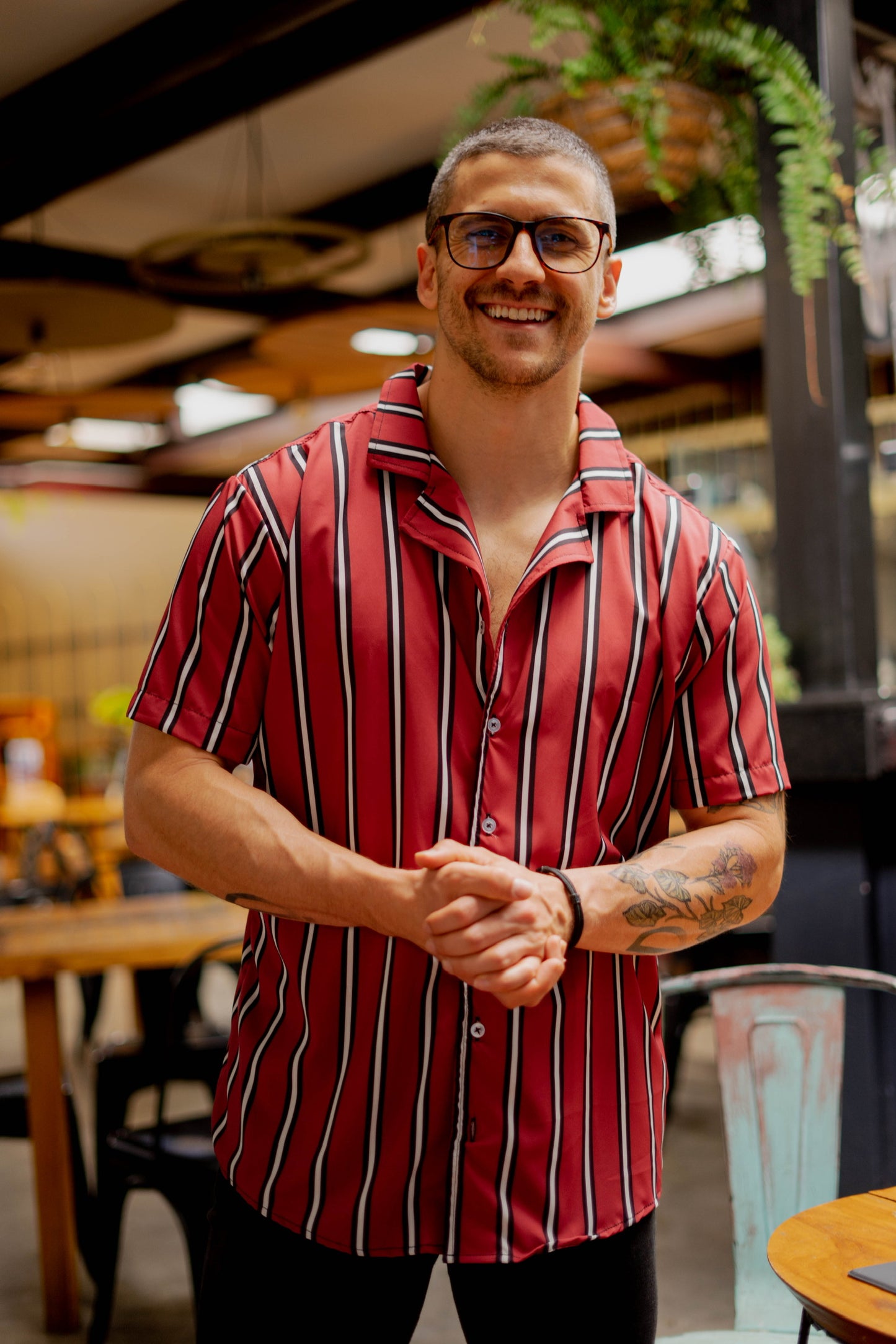 Camisa Roja de Rayas Negro y Blanco